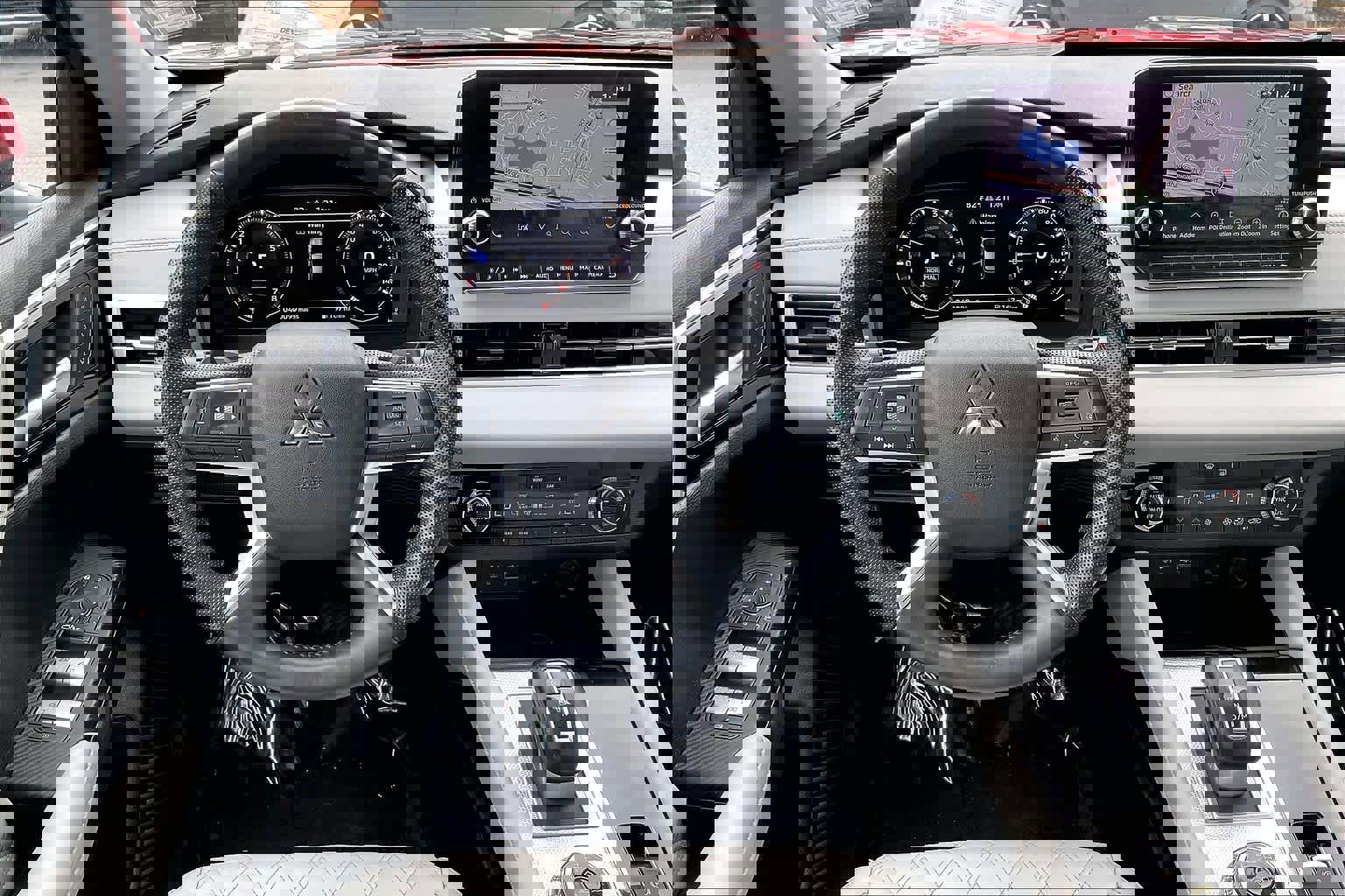 Used 2023 Mitsubishi Outlander SEL image 5