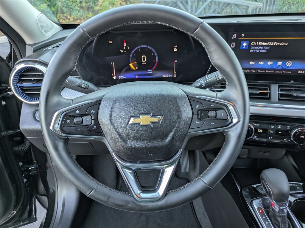 Used 2025 Chevrolet Trax LT w/ LT Convenience Package image 17