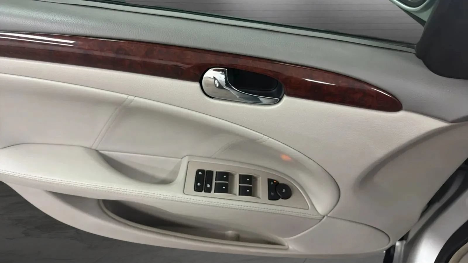 Used 2011 Buick Lucerne CX FWD image 23