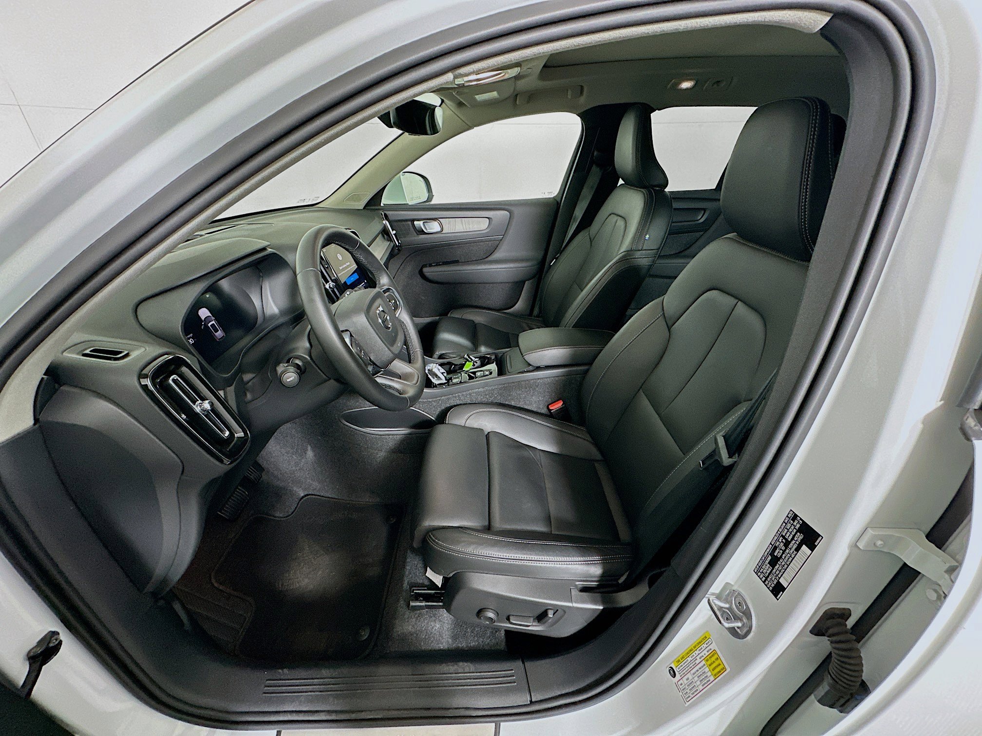 Used 2025 Volvo XC40 B5 Plus image 13