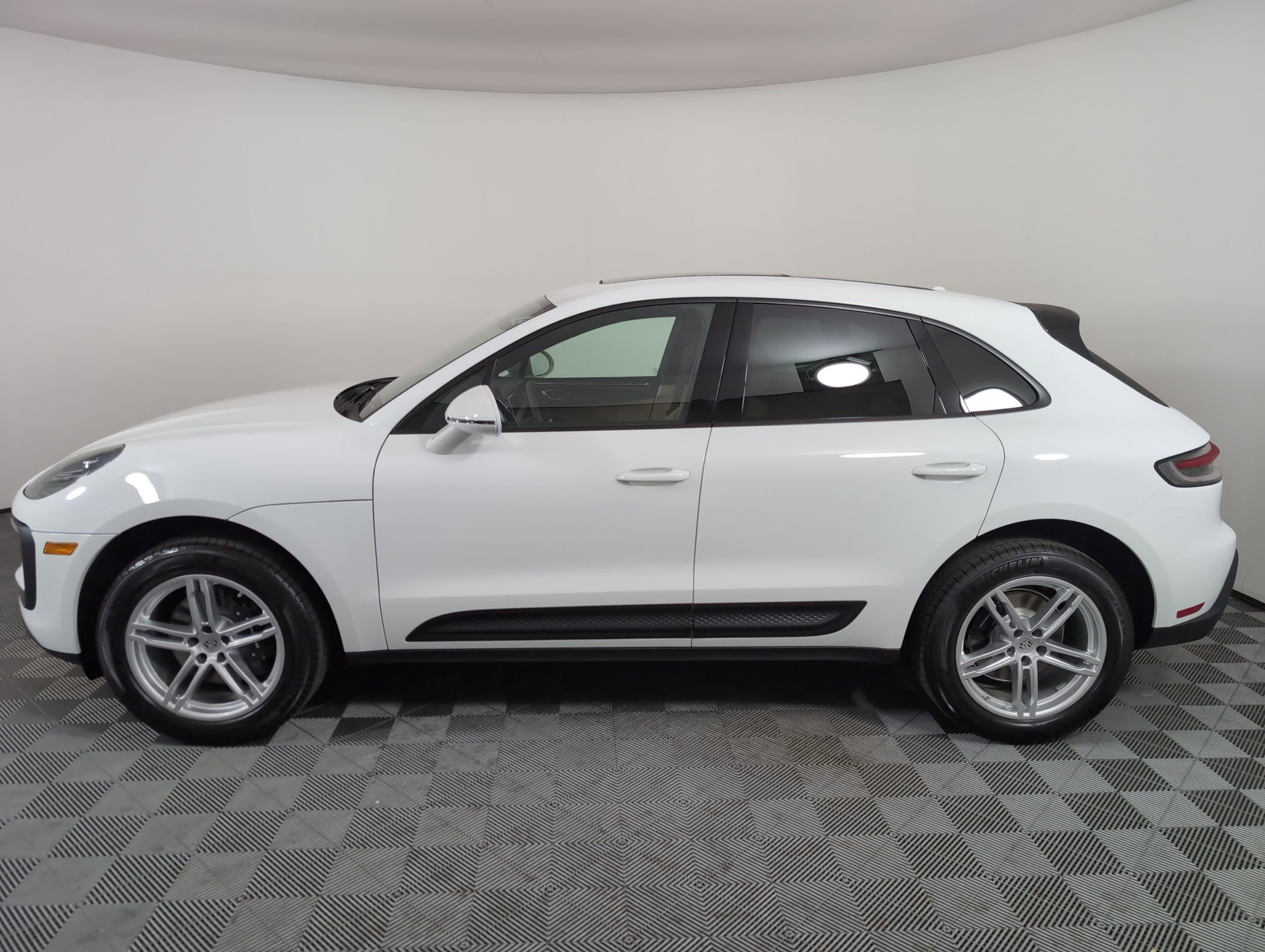 Certified 2025 Porsche Macan AWD/4WD image 2