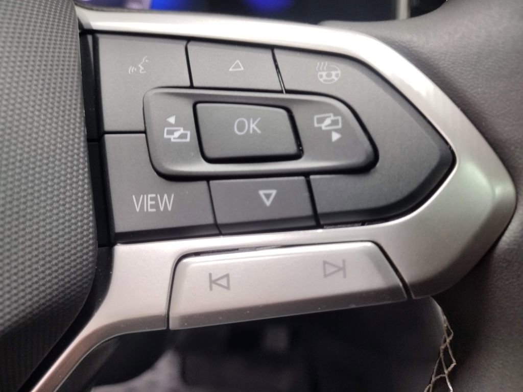 Used 2025 Volkswagen Taos SE image 27