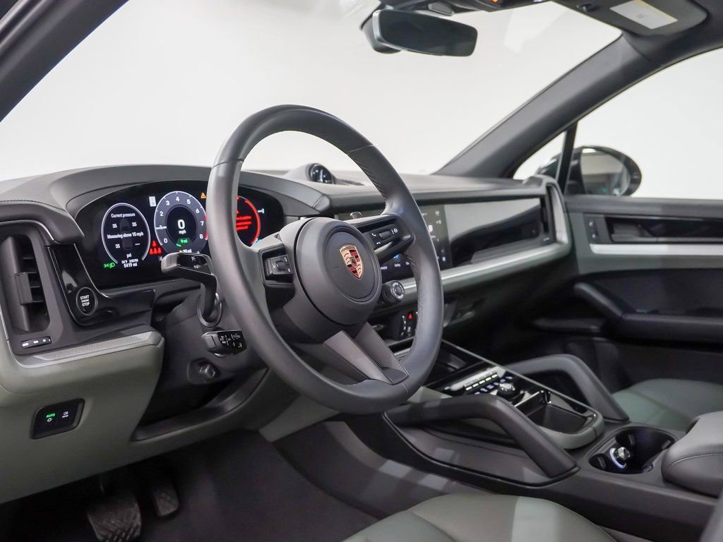 Used 2025 Porsche Cayenne E-Hybrid w/ Premium Package image 4