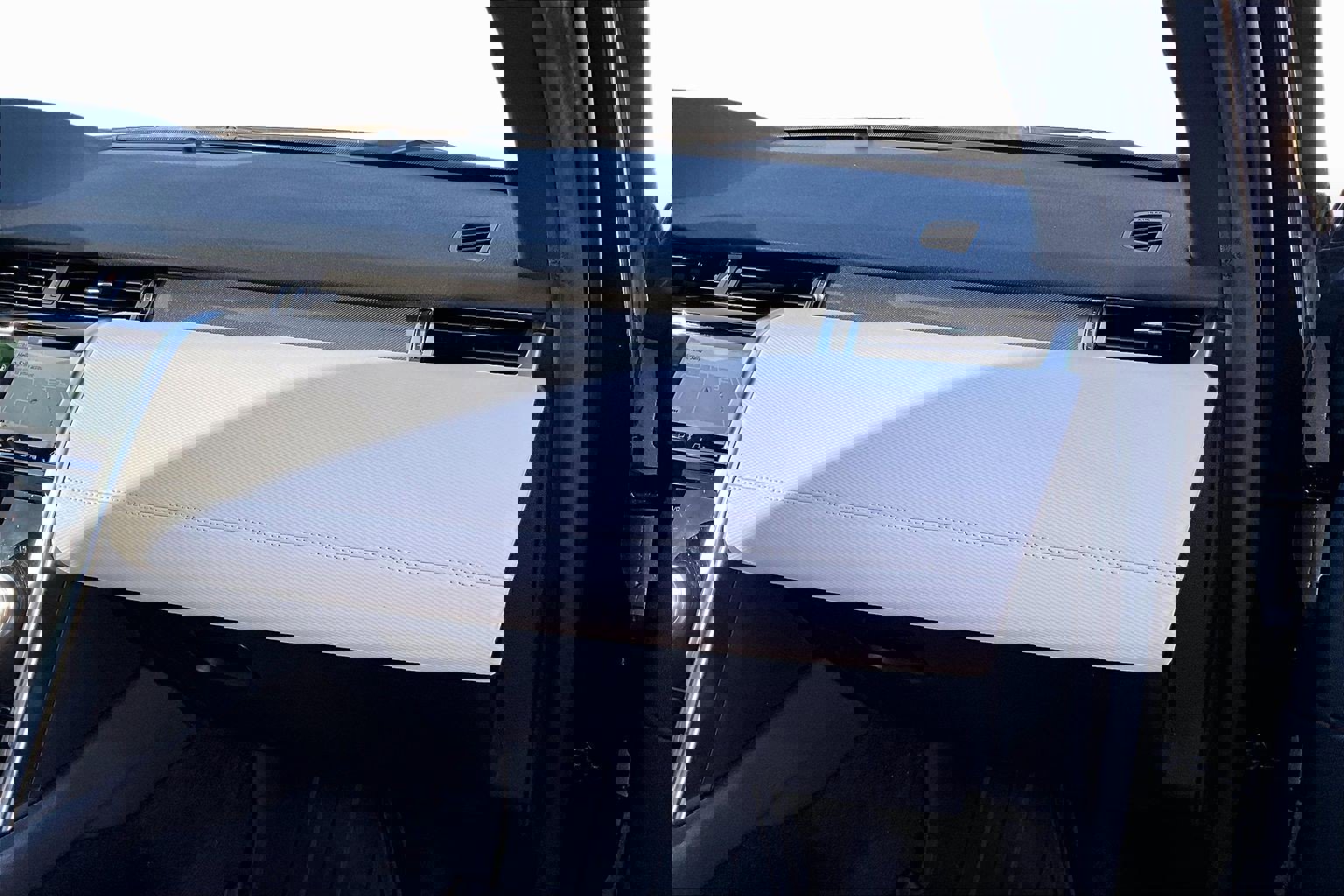 Used 2020 Land Rover Discovery Sport SE R-Dynamic image 12