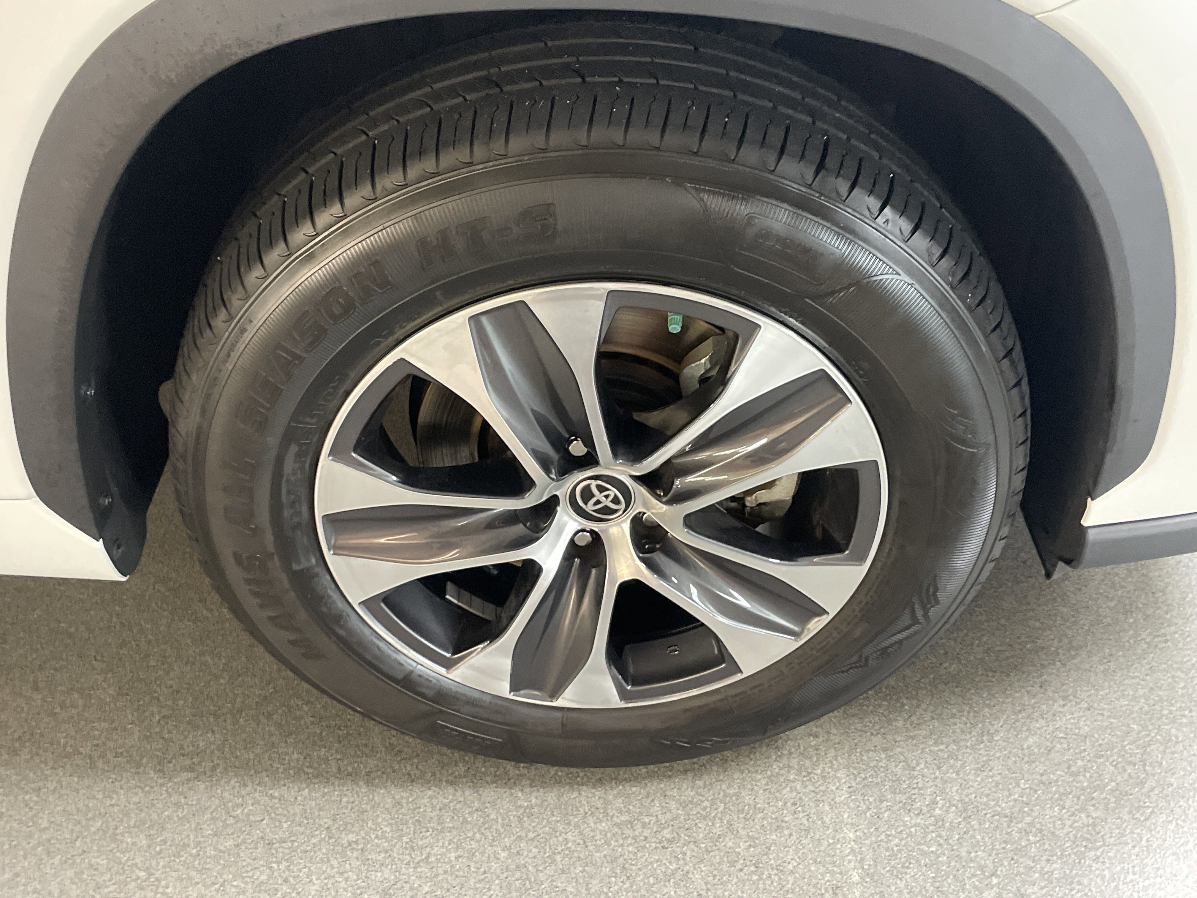 Used 2023 Toyota Highlander XLE image 13