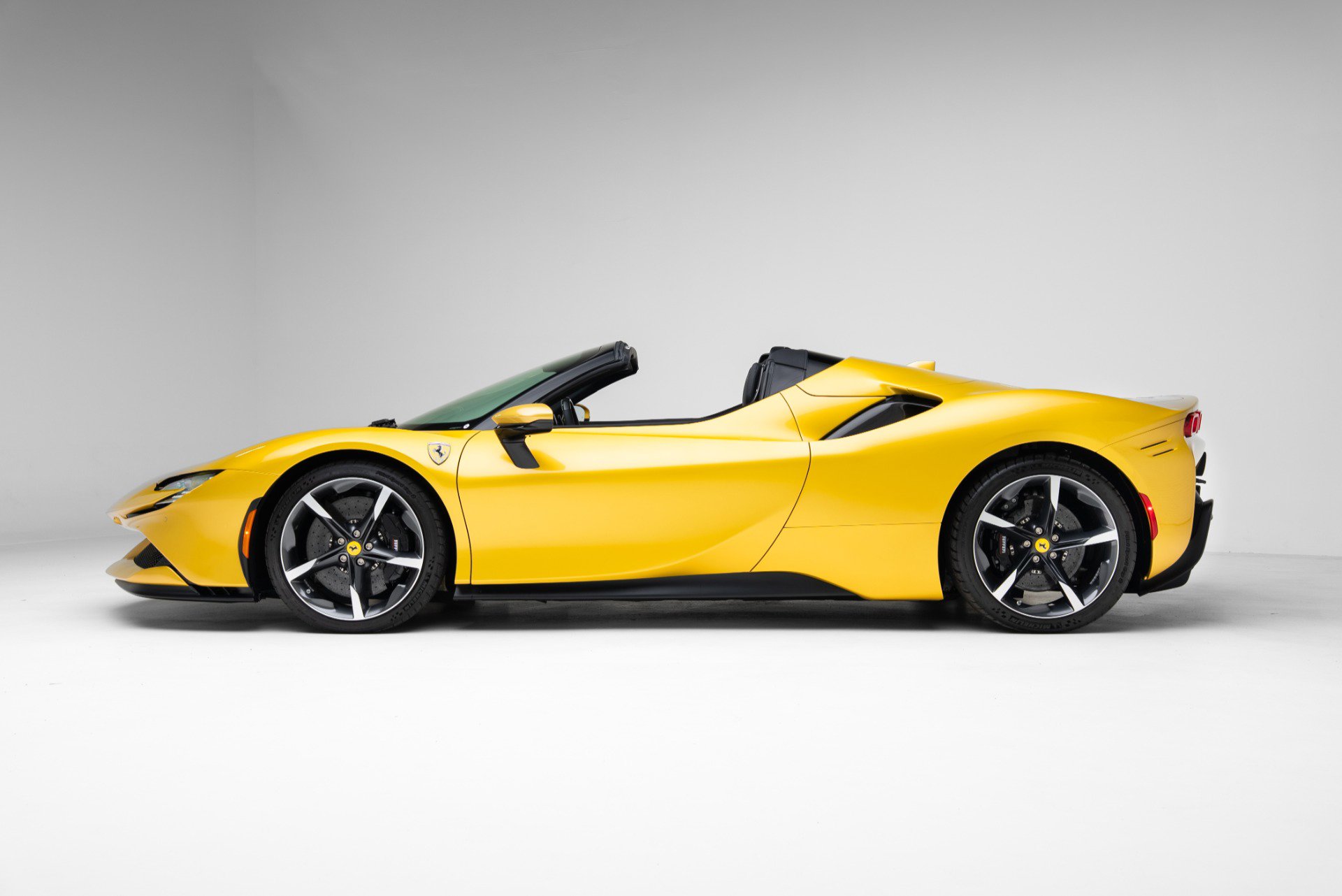 Used 2023 Ferrari SF90 Spider AWD/4WD image 9