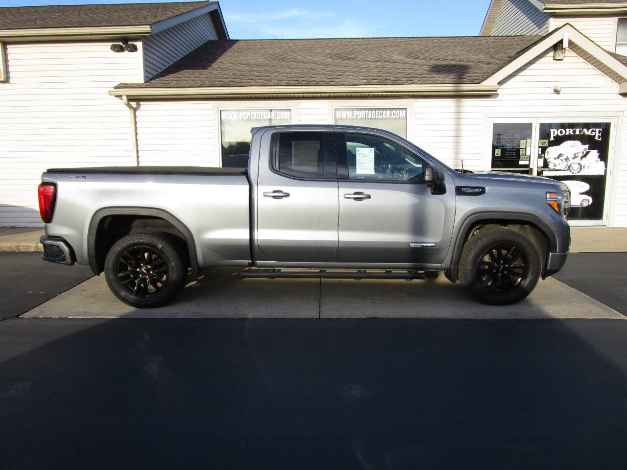 Used 2020 GMC Sierra 1500 Elevation w/ Elevation Value Package image 1