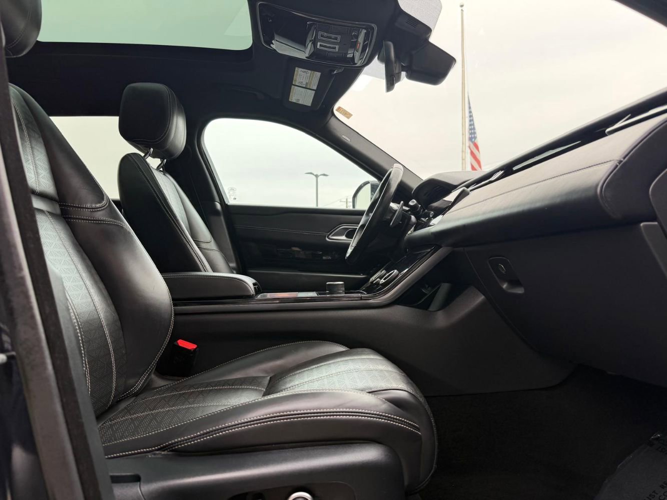 Used 2018 Land Rover Range Rover Velar R-Dynamic HSE image 28