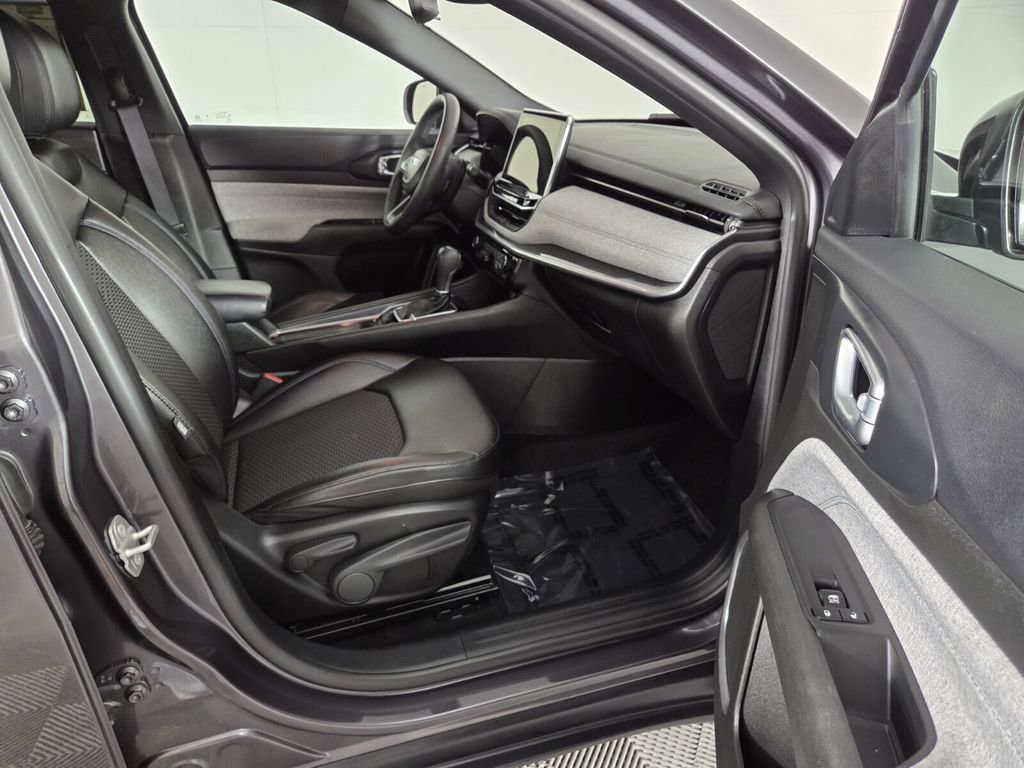 Used 2024 Jeep Compass Latitude AWD/4WD image 32
