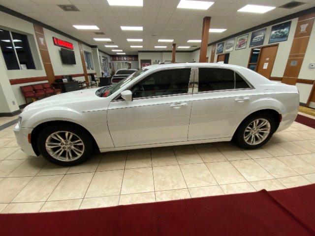 Used 2018 Chrysler 300 Touring L image 2