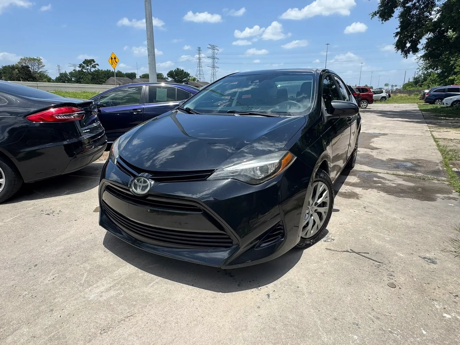 Used 2017 Toyota Corolla LE FWD image 2