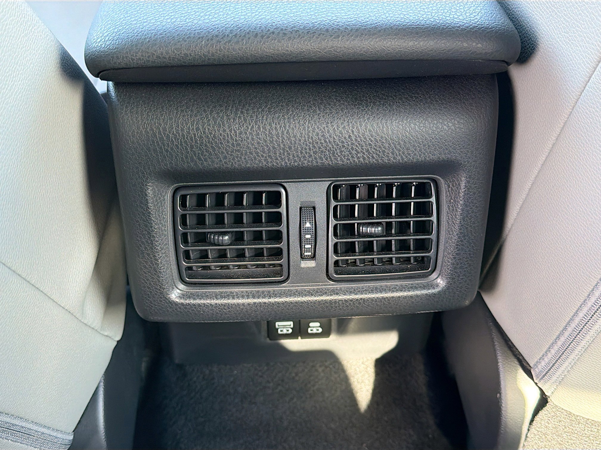 Used 2025 Toyota Camry SE image 18