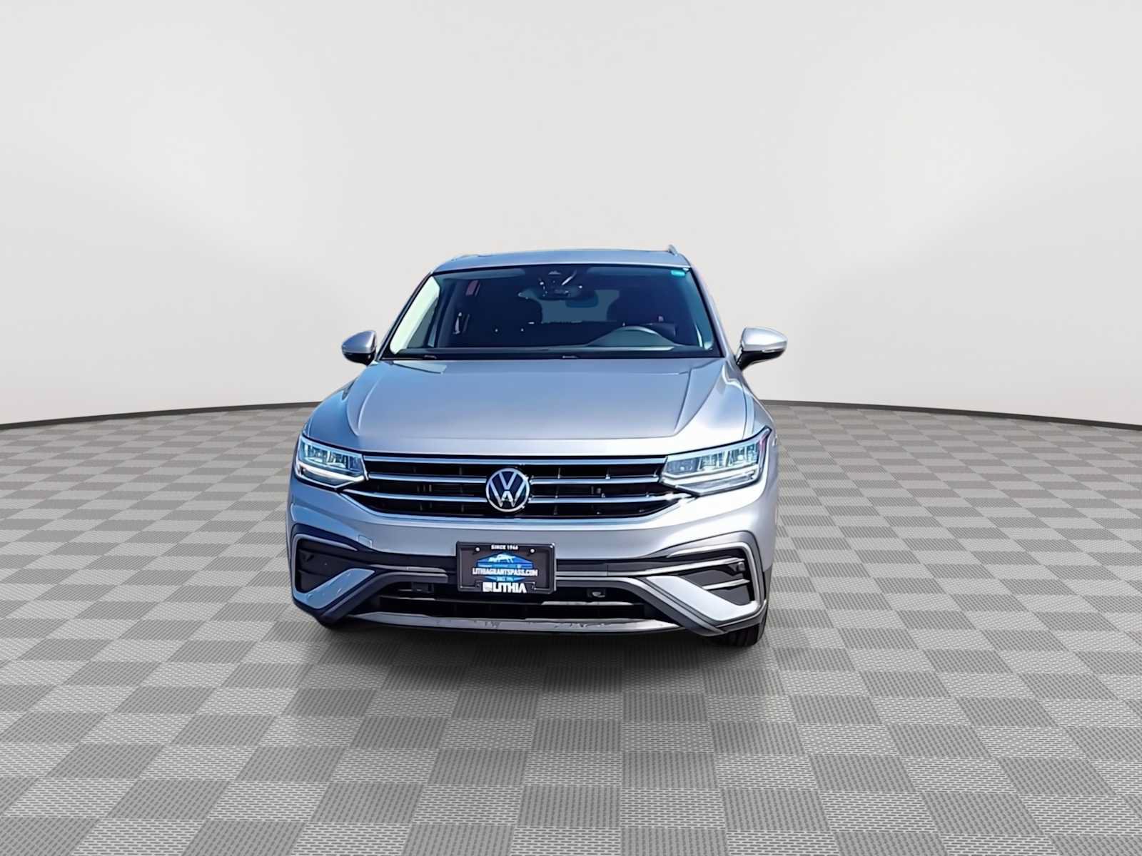Used 2022 Volkswagen Tiguan SE AWD/4WD image 3