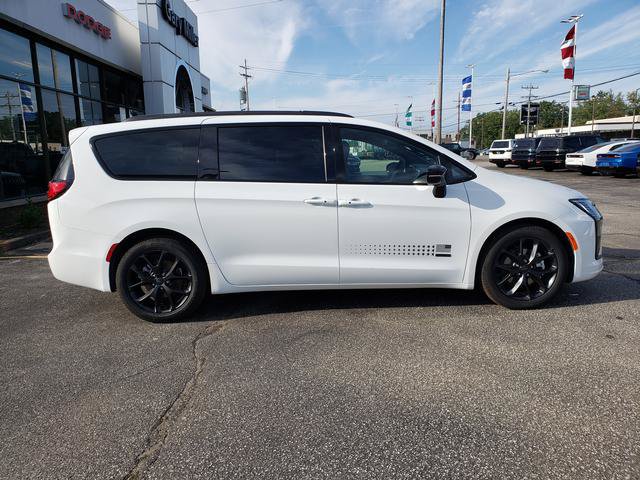 New 2027 Chrysler Pacifica Select FWD image 2