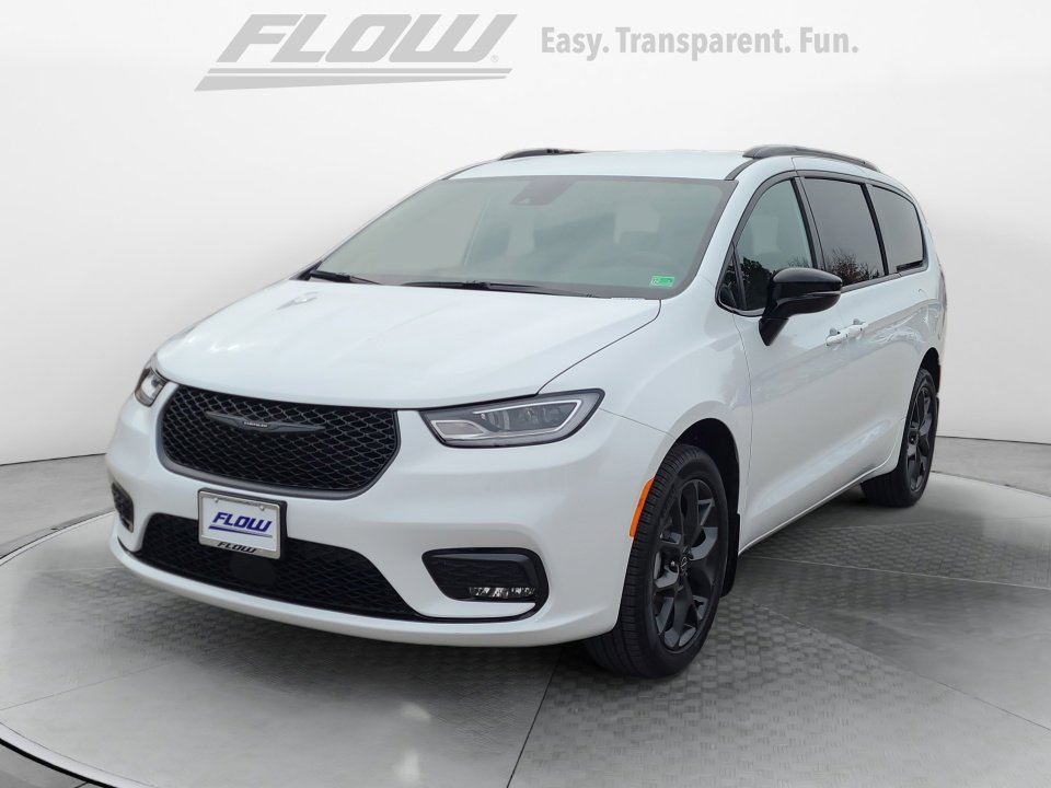 New 2026 Chrysler Pacifica Select w/ S Appearance Package image 3