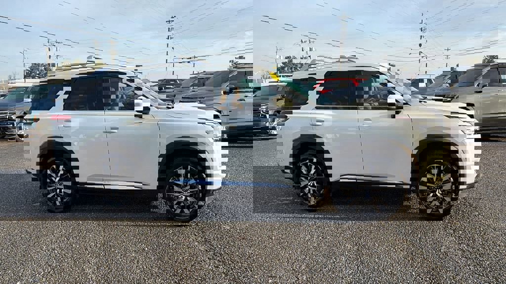 Used 2022 Nissan Pathfinder Platinum image 4