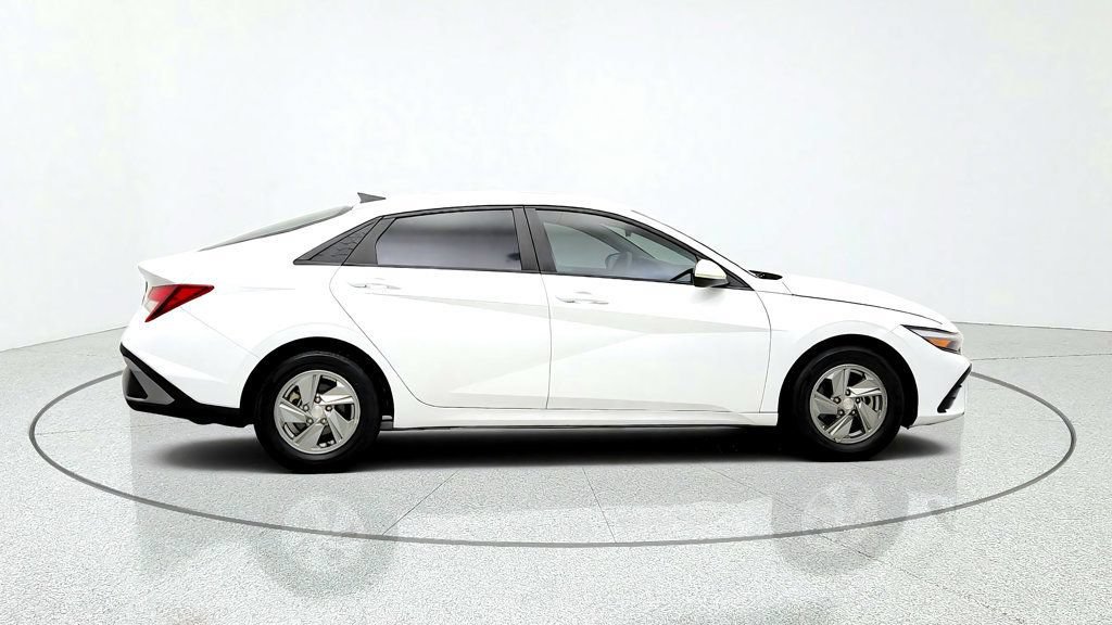 Used 2024 Hyundai Elantra SE FWD image 4