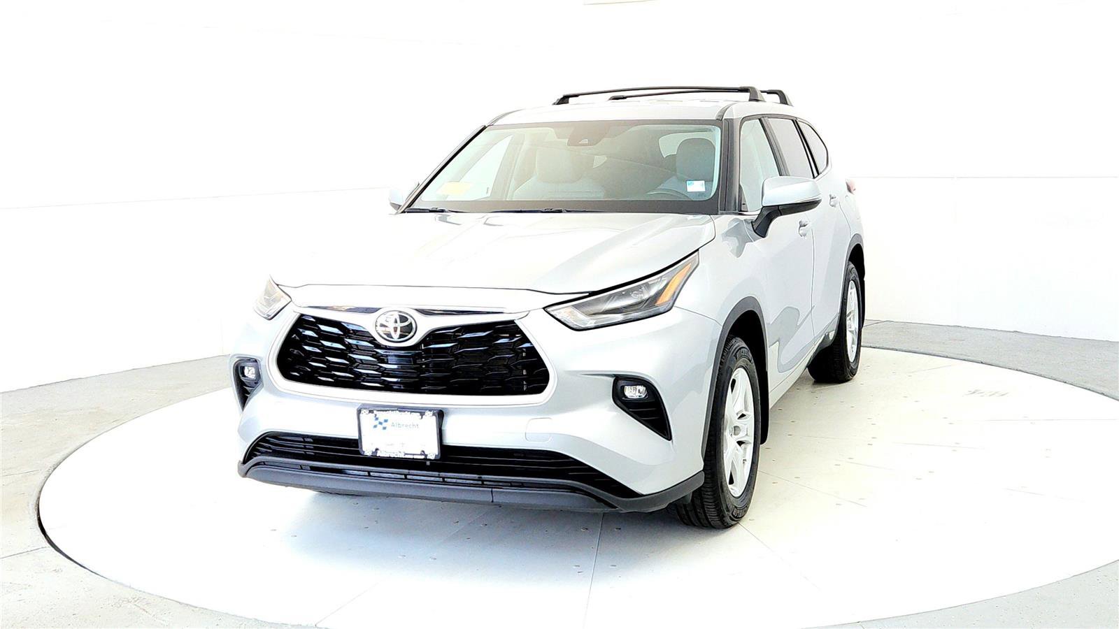 Used 2023 Toyota Highlander LE image 2