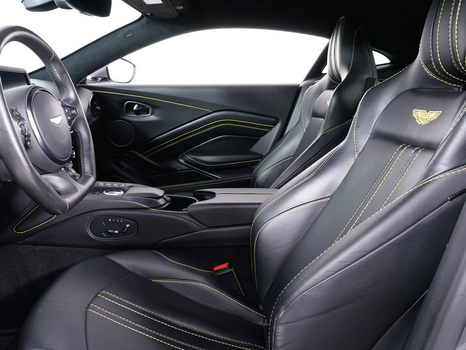 Used 2019 Aston Martin V8 Vantage Coupe image 4