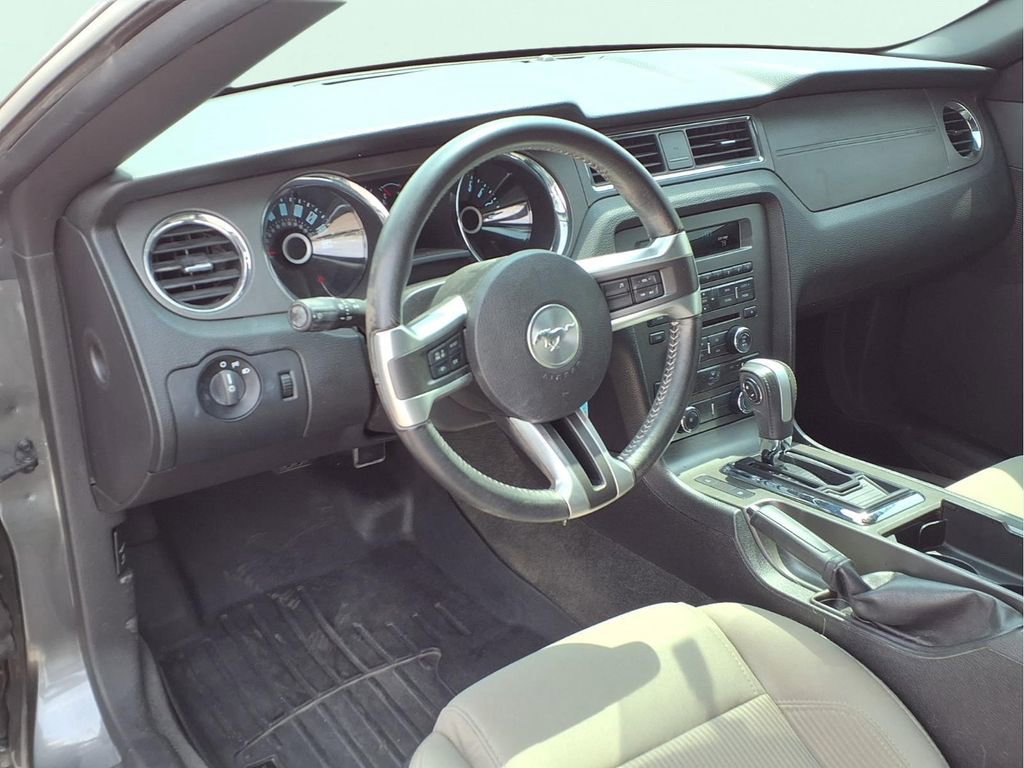 Used 2014 Ford Mustang Convertible RWD image 3