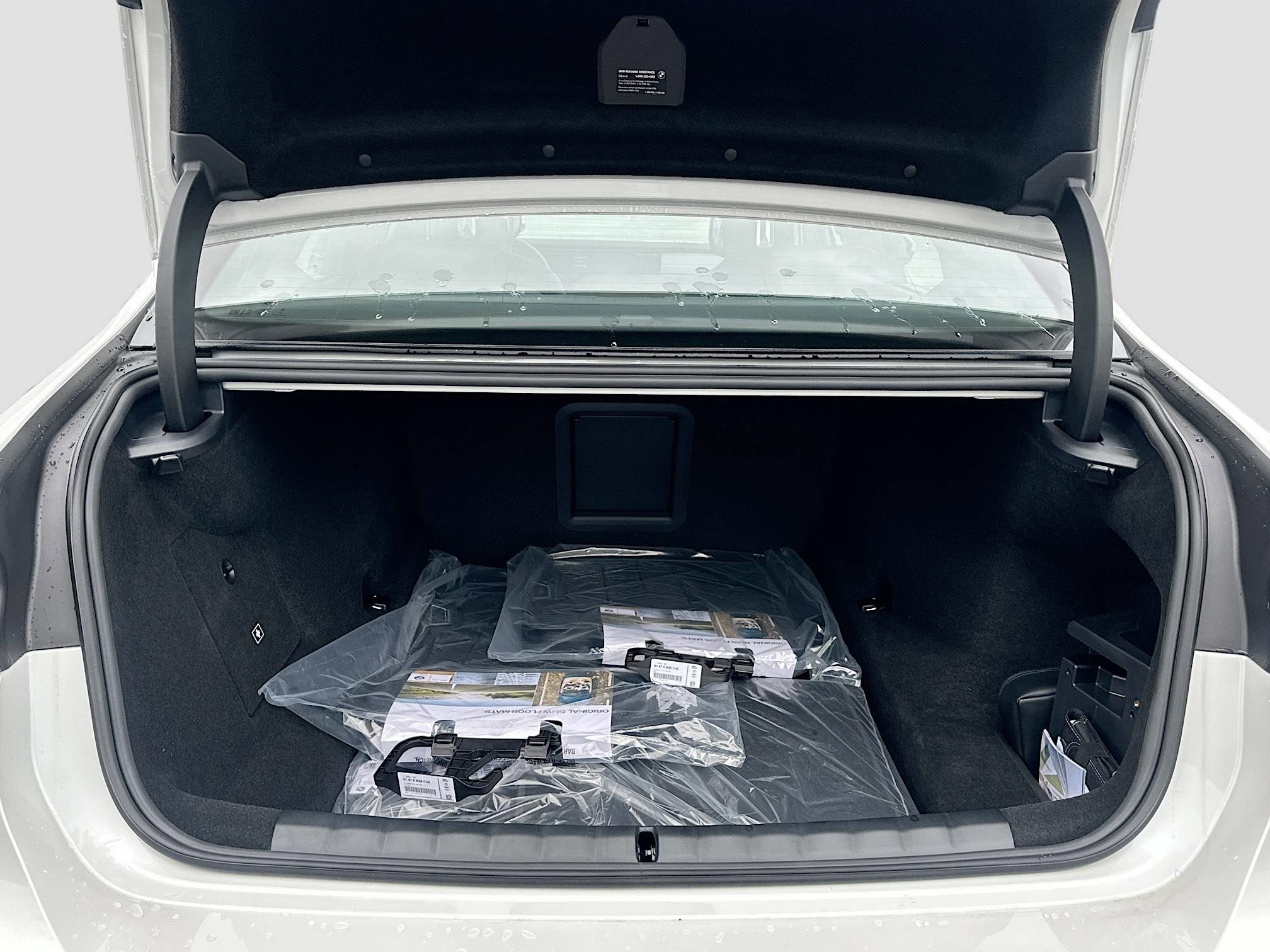 New 2026 BMW 750e xDrive w/ Premium Package image 22