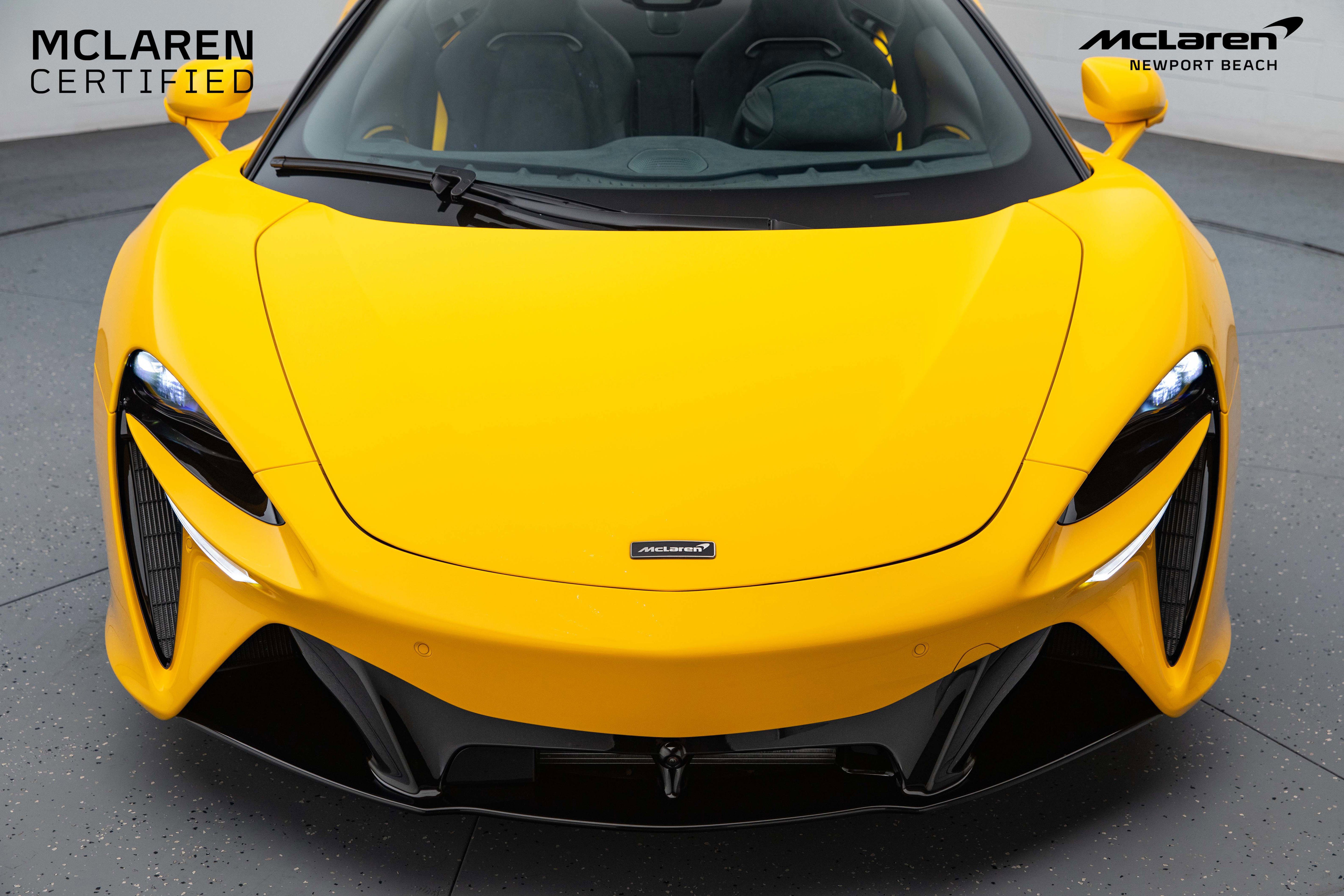 Used 2025 McLaren Artura Spider image 8