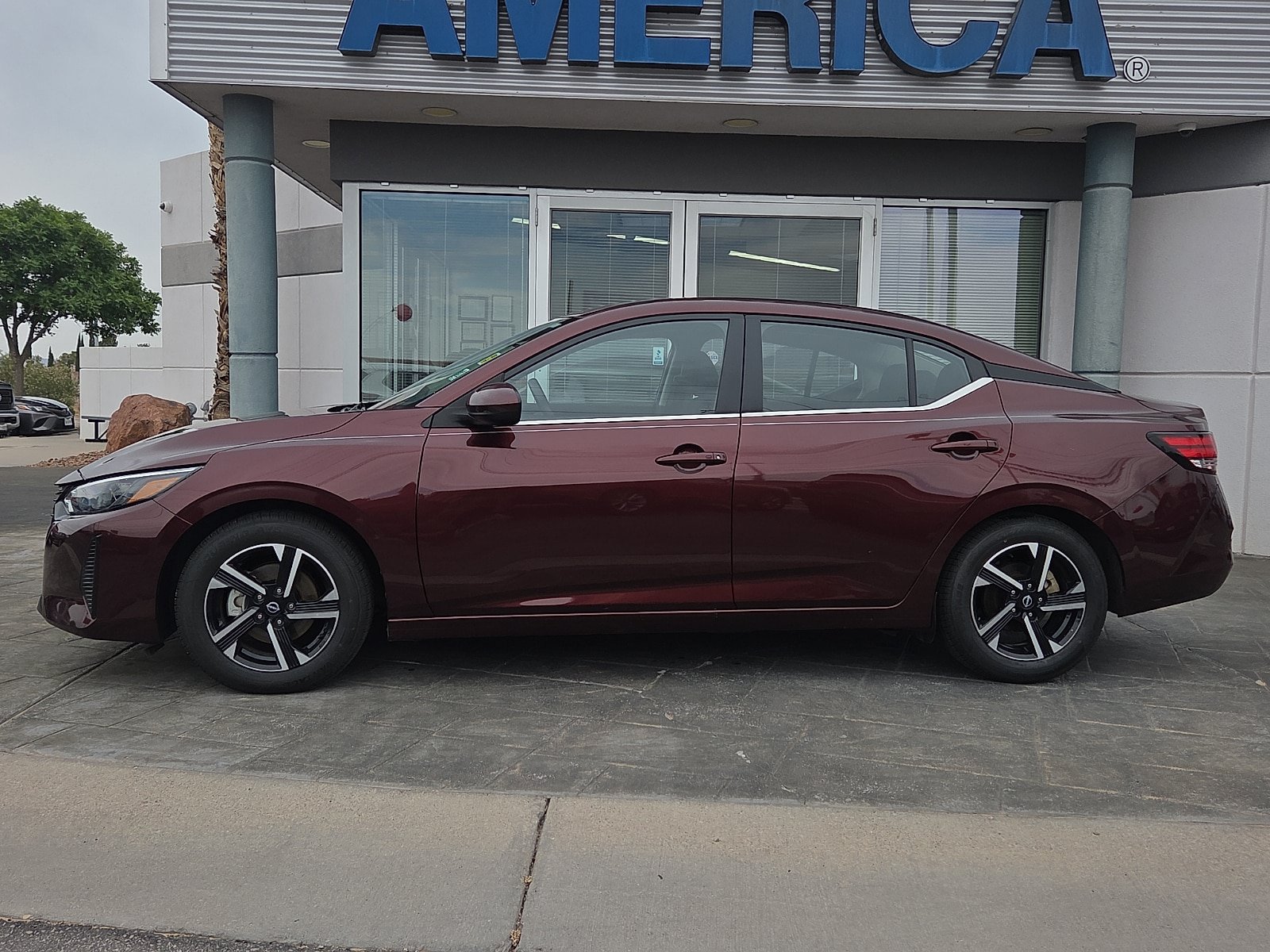 Used 2025 Nissan Sentra SV FWD image 3