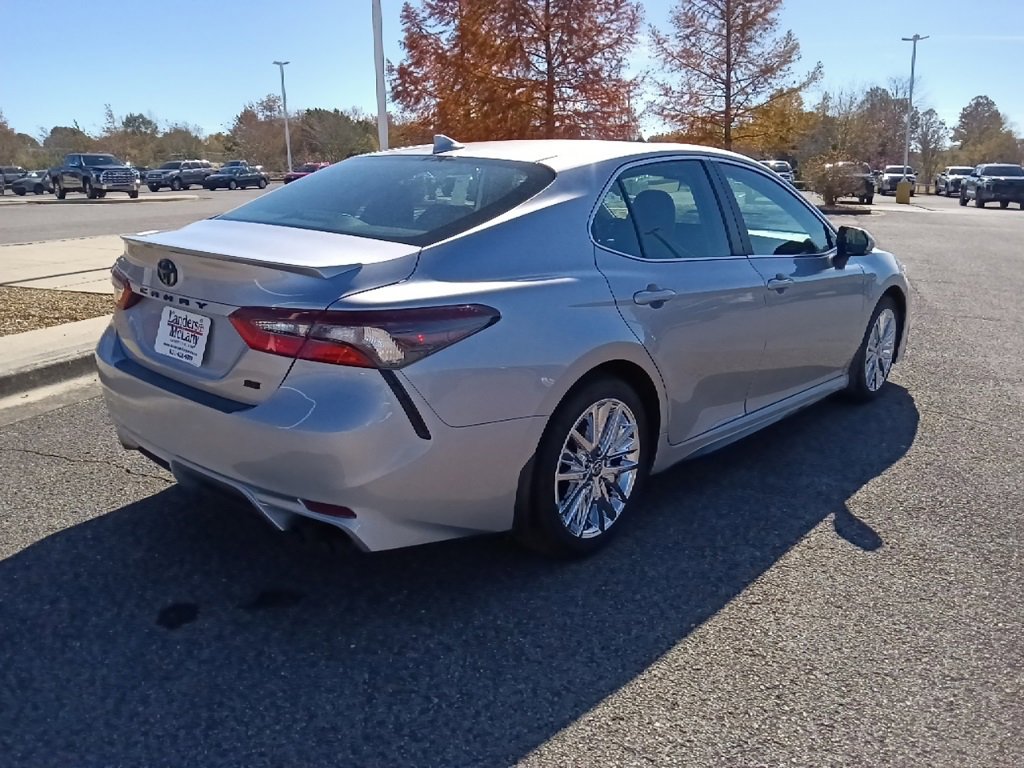 Used 2024 Toyota Camry SE image 3