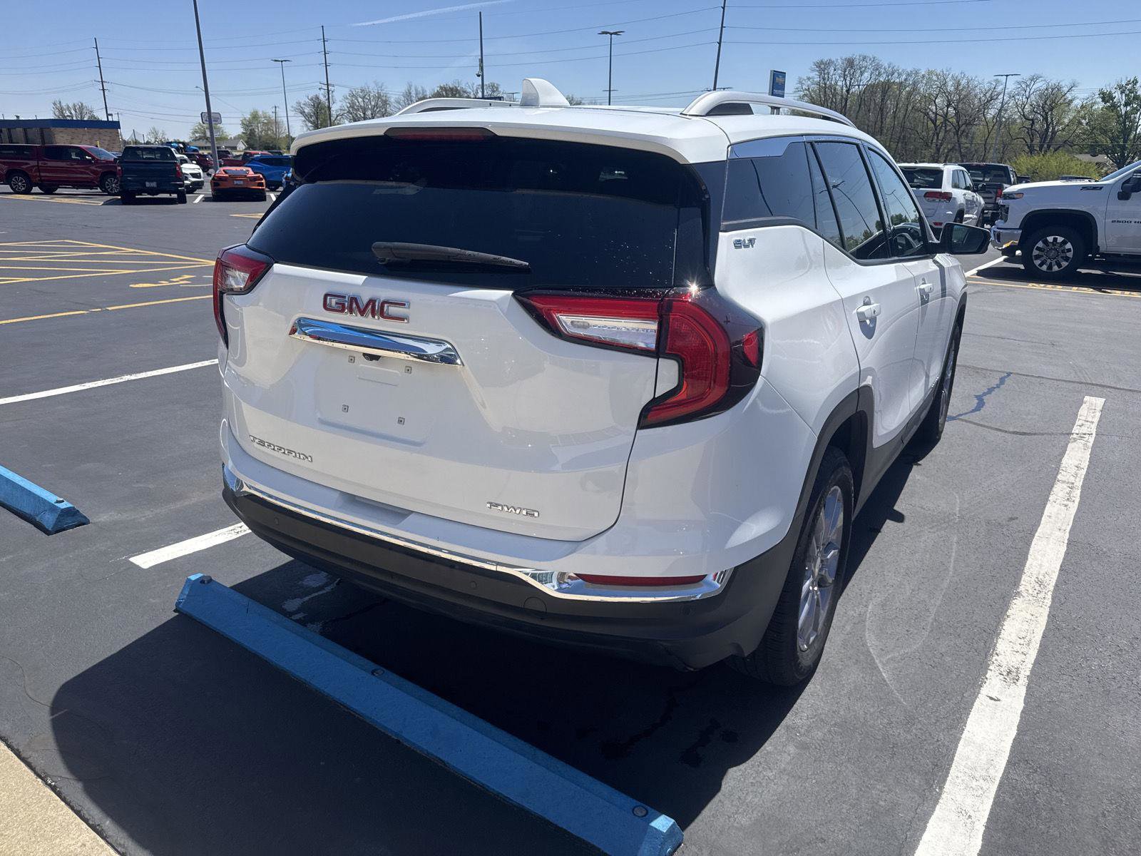 Used 2022 GMC Terrain SLT AWD/4WD image 3