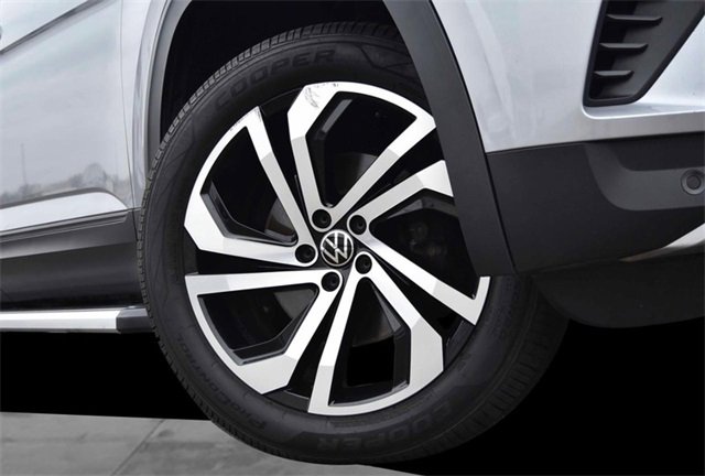 Certified 2021 Volkswagen Atlas SE w/ Towing Package image 3