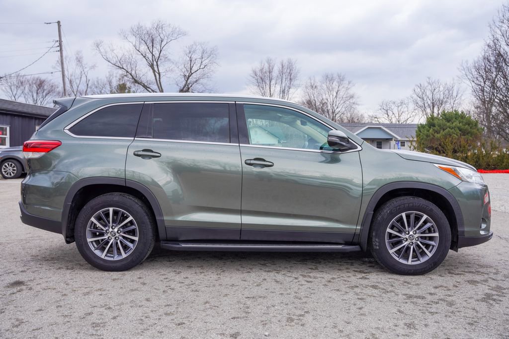 Used 2019 Toyota Highlander XLE w/ Carpet Mat Package (TMS) AWD/4WD image 8