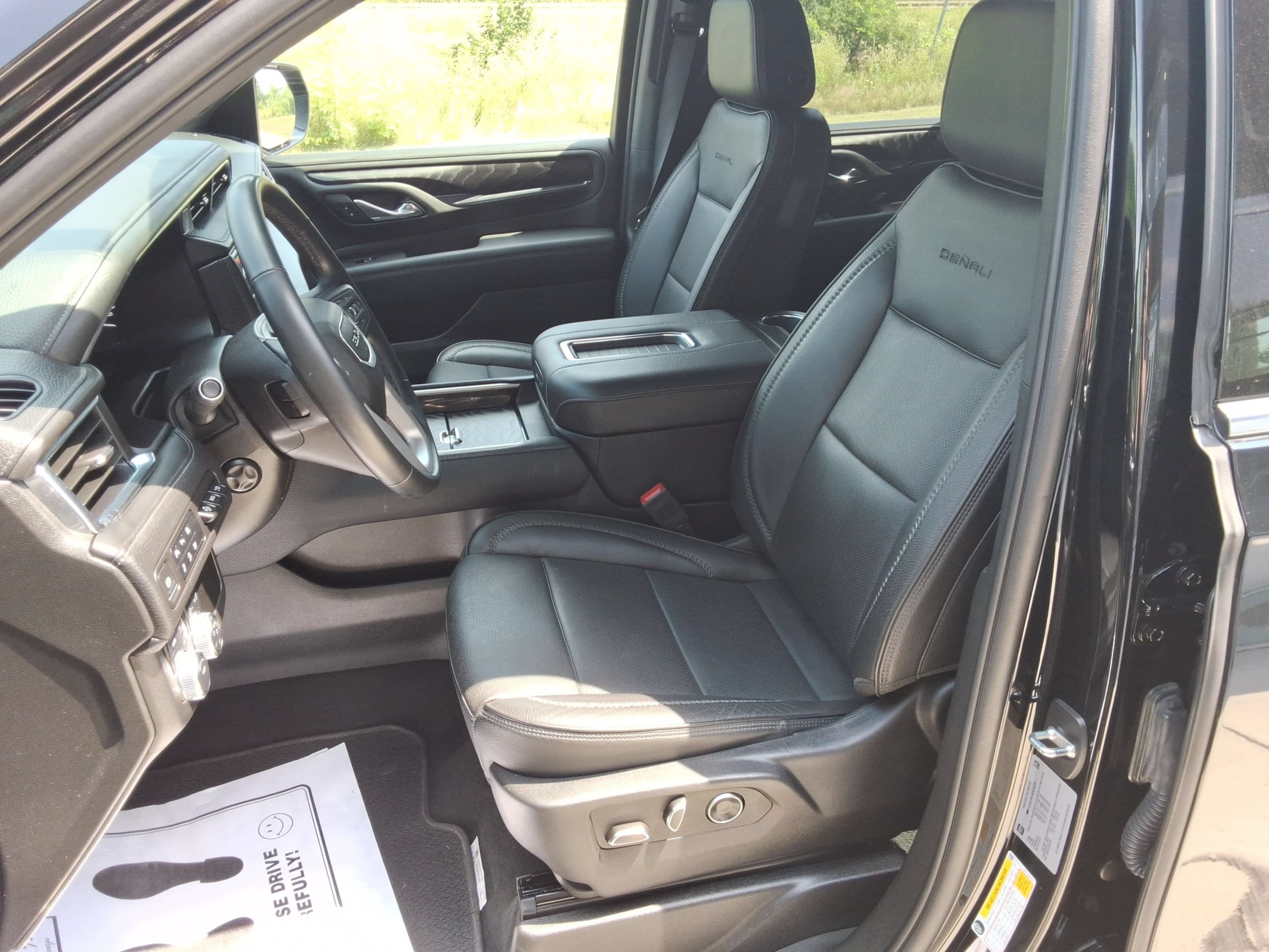 Used 2024 GMC Yukon XL Denali AWD/4WD image 33