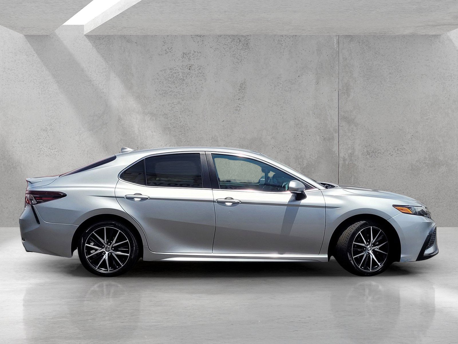 Used 2023 Toyota Camry SE w/ Convenience Package FWD image 4