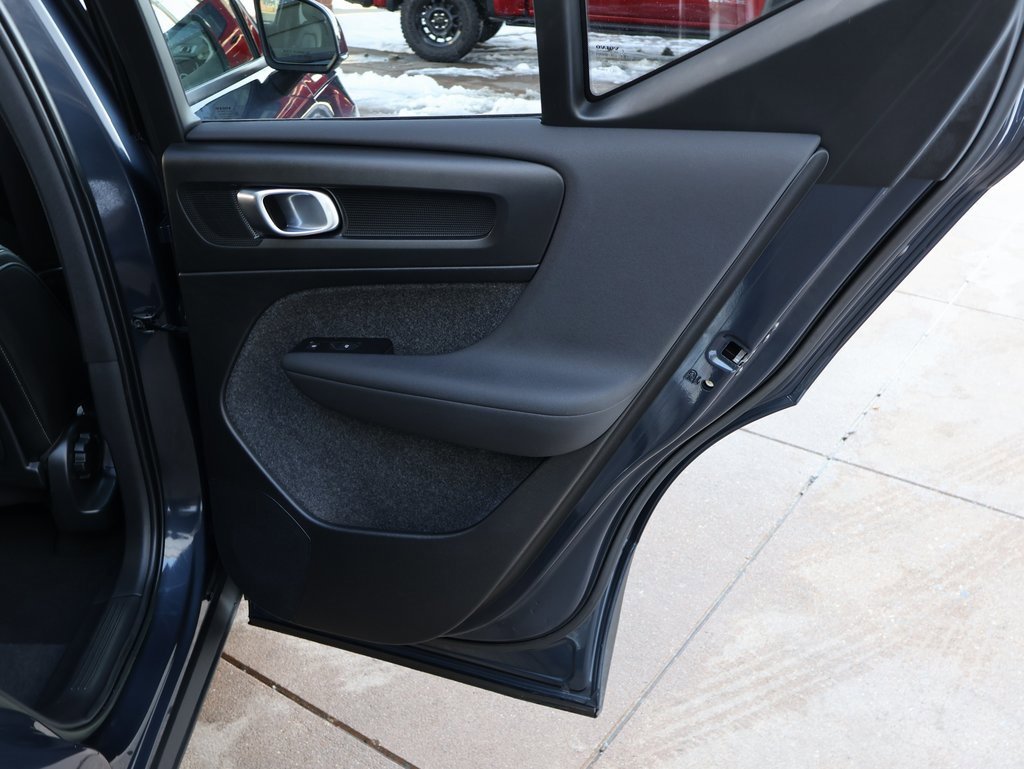 Used 2022 Volvo XC40 T5 Momentum image 13