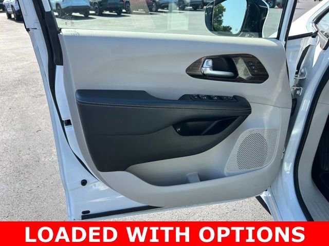 Used 2023 Chrysler Pacifica Limited FWD image 12