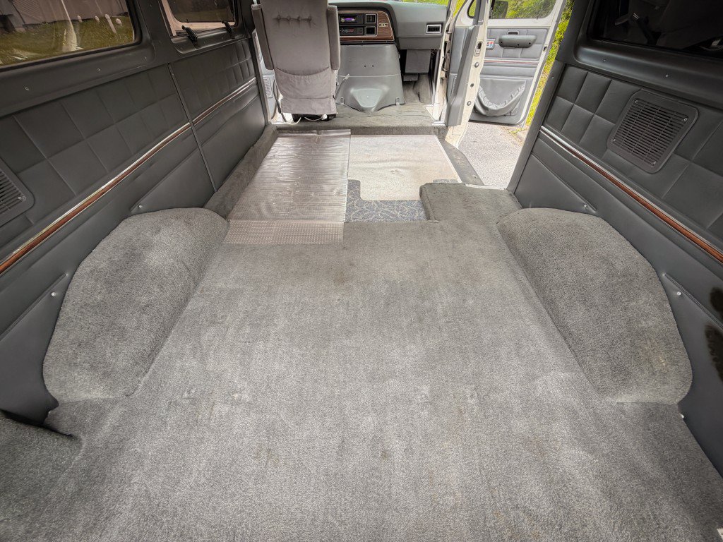 Used 1990 Ford E-150 and Econoline 150 RWD image 35