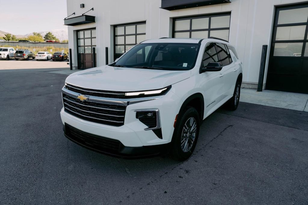 Used 2025 Chevrolet Traverse LT image 8