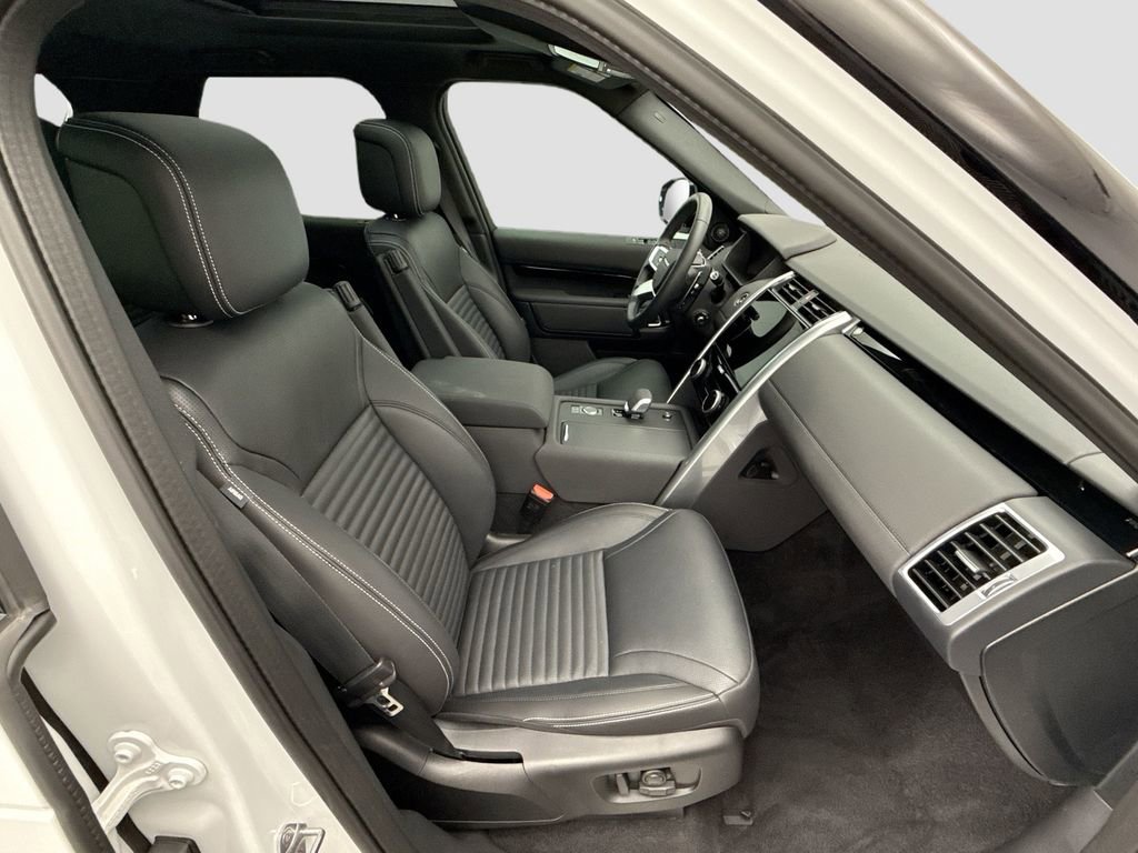 Certified 2025 Land Rover Discovery S image 18