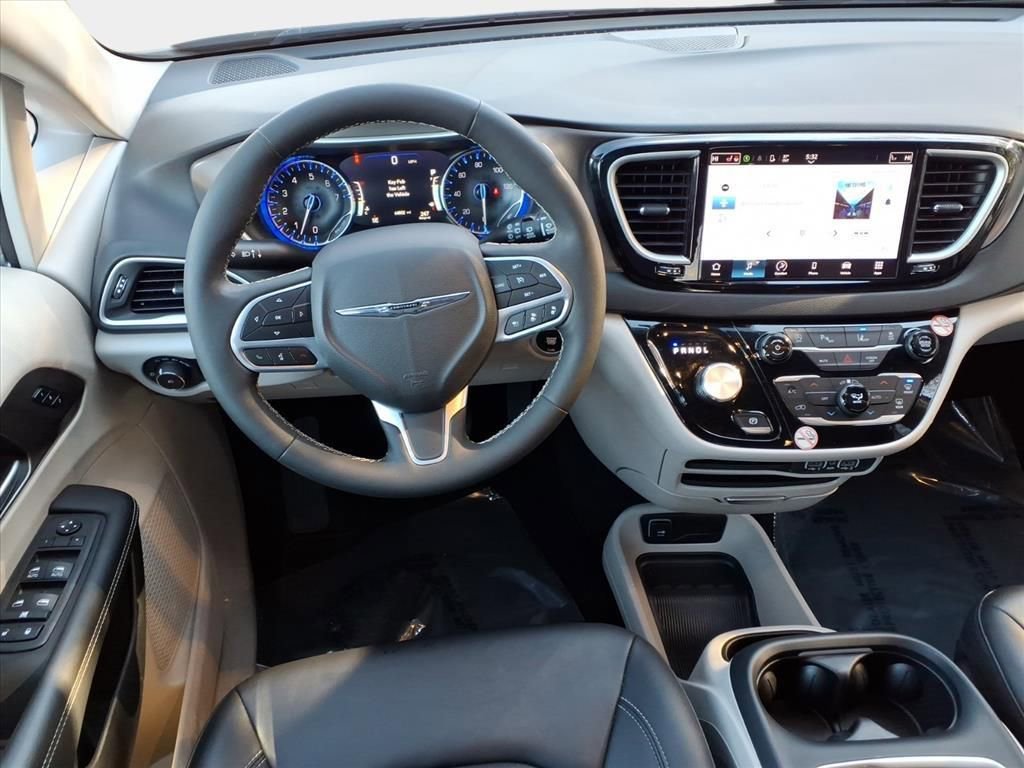 Certified 2024 Chrysler Pacifica Touring-L image 16