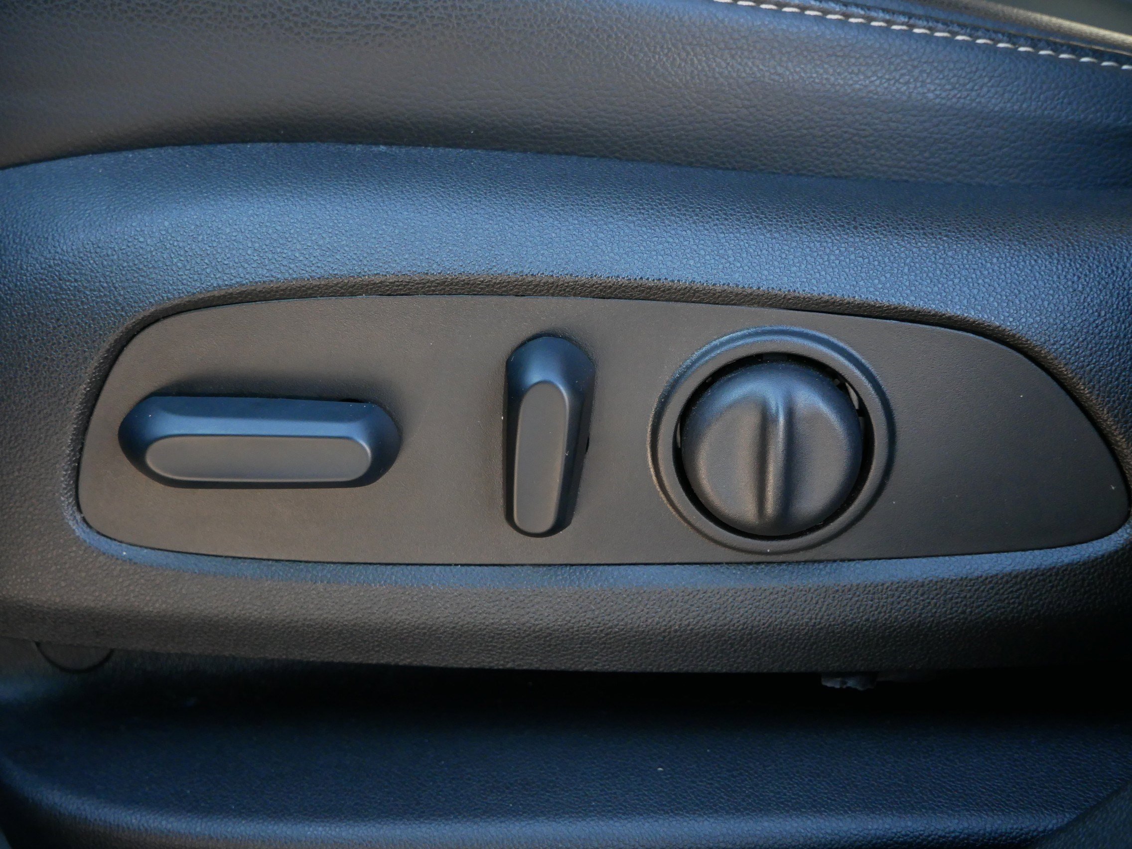 Used 2023 GMC Acadia SLT w/ Technology Package image 19