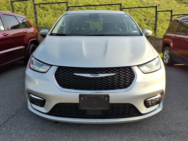 Used 2023 Chrysler Pacifica Touring-L image 13