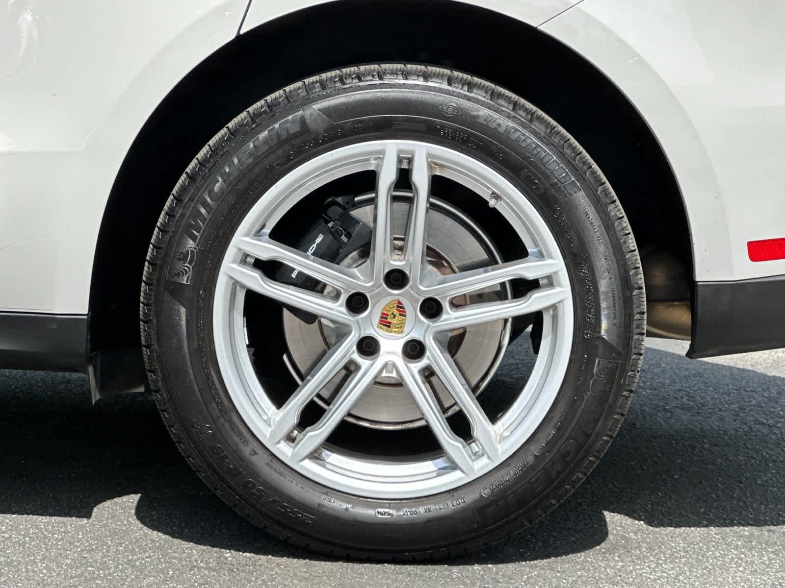 Certified 2025 Porsche Macan AWD/4WD image 30