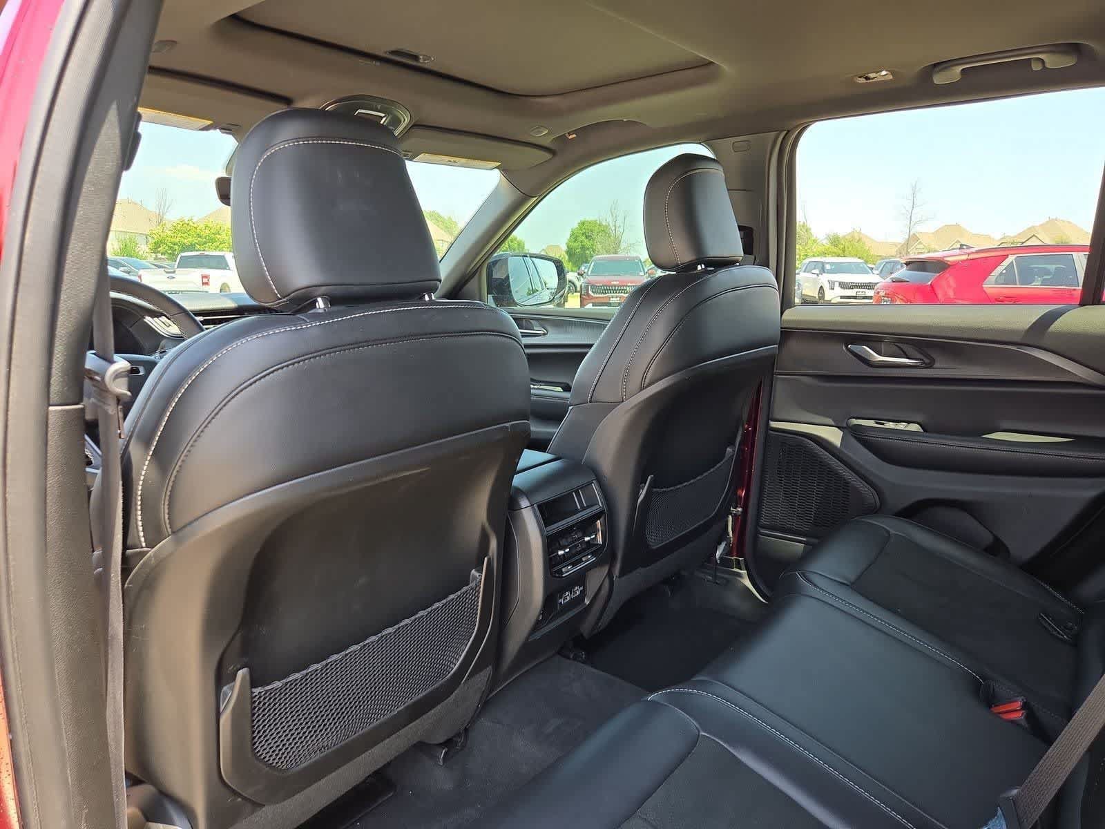 Used 2025 Jeep Grand Cherokee Altitude RWD image 16