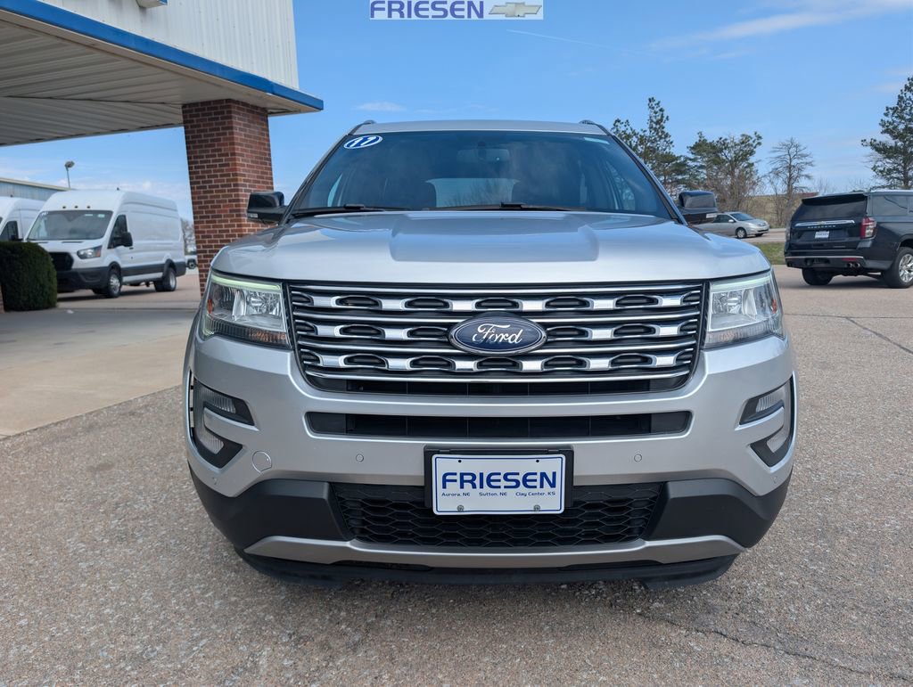Used 2017 Ford Explorer XLT w/ Equipment Group 202A image 9