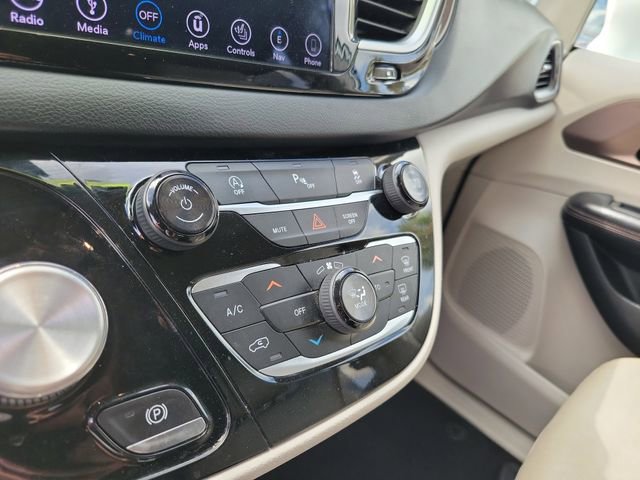 Used 2018 Chrysler Pacifica Touring-L image 21