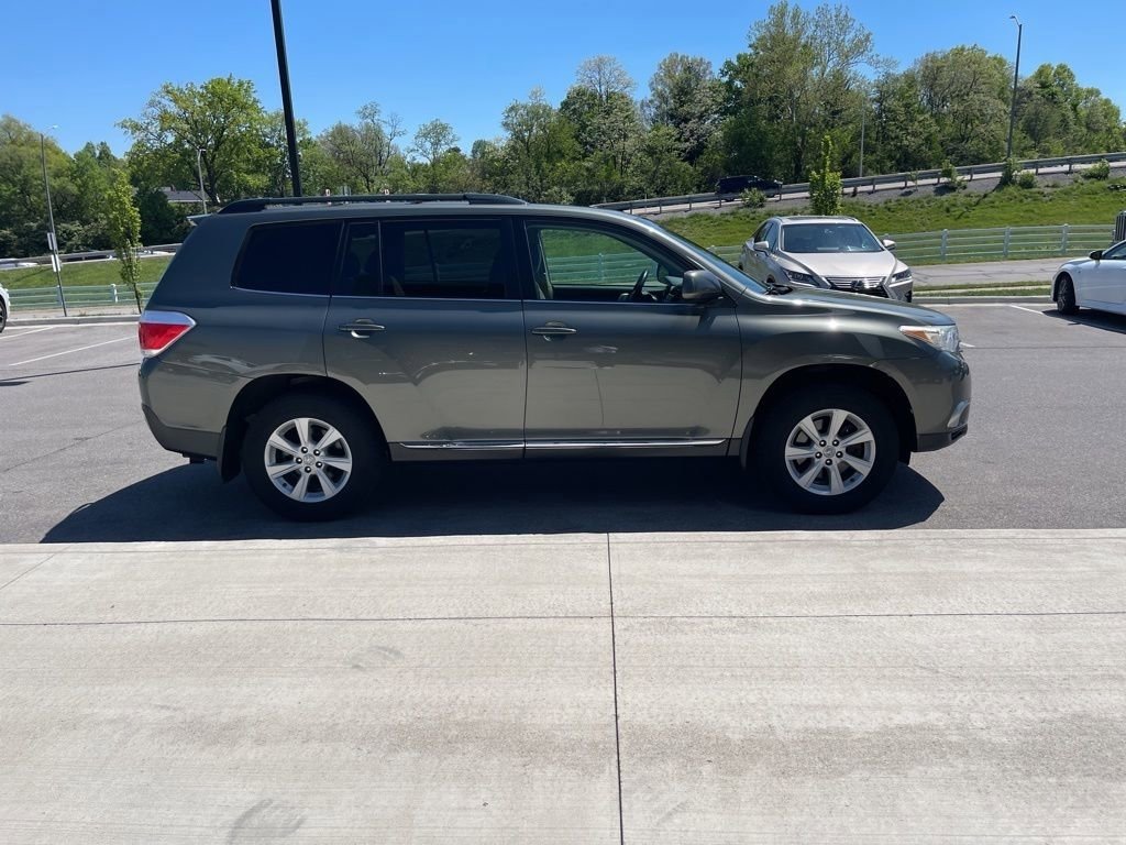 Used 2011 Toyota Highlander SE w/ Tow Pkg AWD/4WD image 2