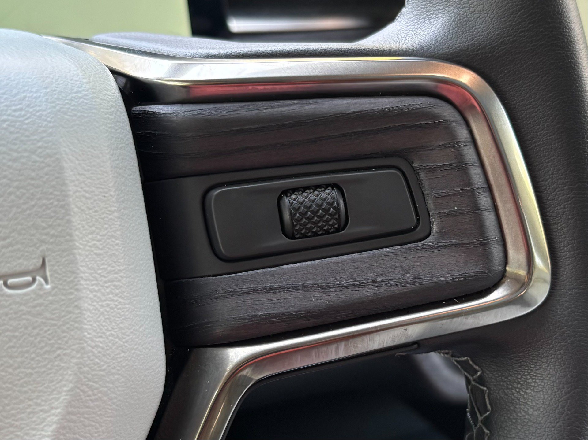 Used 2024 Rivian R1S Adventure Dual AWD/4WD image 41