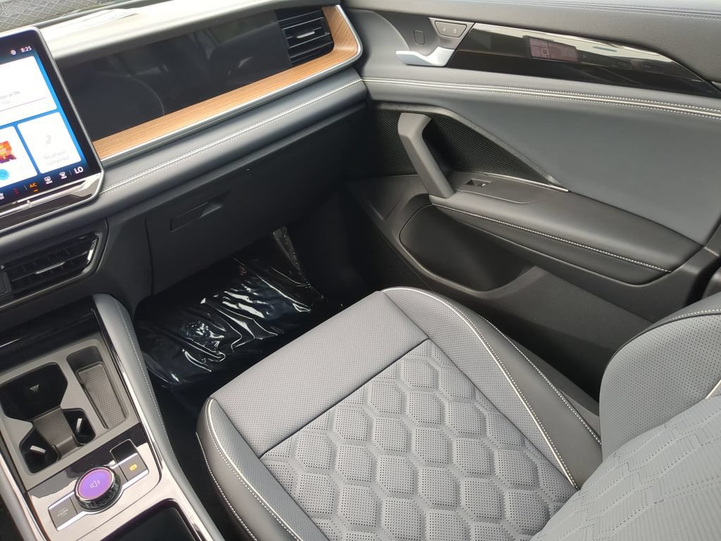 New 2026 Volkswagen Tiguan SEL R-Line AWD/4WD image 15