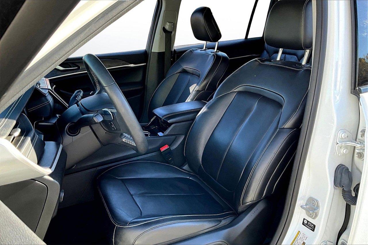 Used 2023 Jeep Grand Cherokee L Limited w/ Black Appearance Package image 20