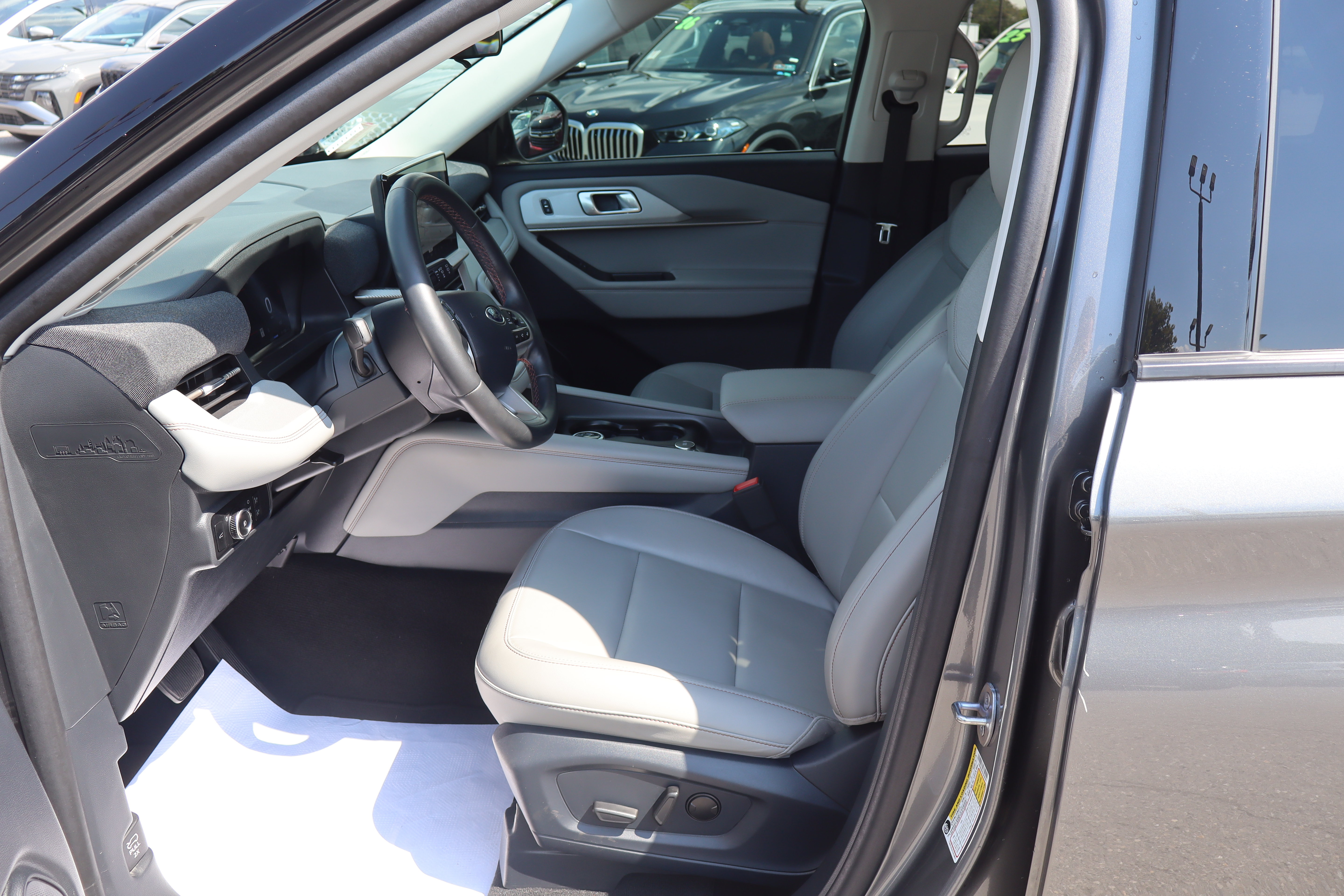 Used 2025 Ford Explorer Active w/ Active Comfort Package AWD/4WD image 12